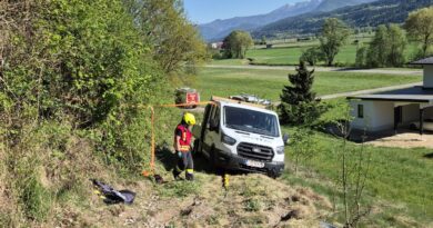 Pritschenwagen drohte abzurutschen