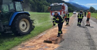 Ölspur durch Landmaschine Ölspur durch Landmaschine